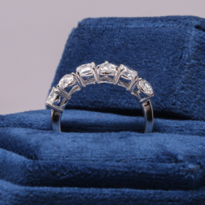 Alianza de boda de oro y platino Banda de diamantes nupcial sin conflictos certificada Media eternidad Pera y cojín Corte Lab Grown Classic - Product Image 5
