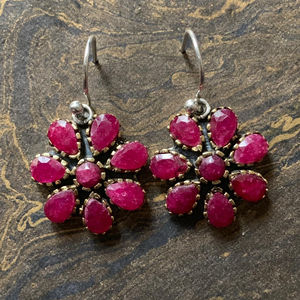 Pendientes de Oro con Rubíes (5.7 Gramos) en Forma de Flor con Diamantes Engastados en Bisel, Oro 14K/18K, Disponibles en Oro Amarillo/Blanco/Rosa para Boda - Product Image 1