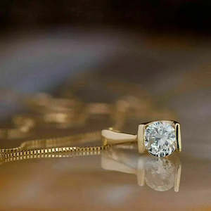 Colgante Solitario de Diamante de Corte Redondo de 1.5 Quilates, Calidad AAA+, Acabado en Oro Amarillo de 14K, Cadena Gratis, Cus-Jew58 - Product Image 4