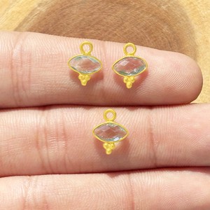 Colgante con Bisel de Cuarzo Aqua, Forma de Marquesa, Dije Delicado Chapado en Oro con Tres Colgantes Rawa - Product Image 1