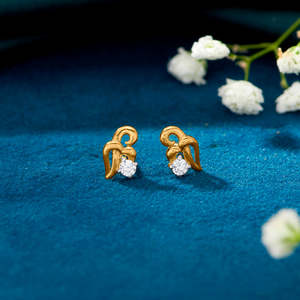 Pendientes de Diamantes para Niñas - Pequeños Diamantes Verdes en Oro Amarillo - Product Image 1