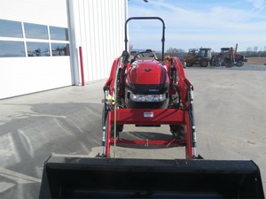 Tracteur Case IH FARMALL 40A, machine agricole haut de gamme, conçue pour l'agriculture intensive et un fonctionnement fiable. - Product Image 2