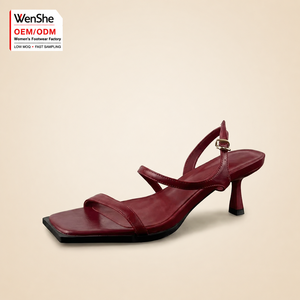 Sandali Donna Personalizzati OEM ODM <span class=keywords><strong>Bordeaux</strong></span> con Cinturino, <span class=keywords><strong>Tacco</strong></span> Gattino e Punta Quadrata, <span class=keywords><strong>Scarpe</strong></span> Eleganti Estive Primaverili con Cinturino alla Caviglia per Feste, B2B, MOQ <span class=keywords><strong>Basso</strong></span> - Product Image 1