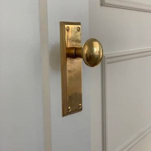 Poignée de porte en laiton lisse et artistique, adaptée aux intérieurs élégants et à la décoration unique des portes. - Product Image 3