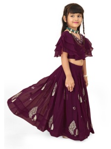 Conjunto de Lehenga Choli Tradicional Morado para Niñas de Shoryam Fashion, Top con Volantes en Capas, Falda con Estampado Étnico Dorado - Product Image 5