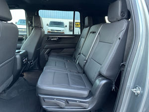 รถ SUV ปี 2025 รุ่น Suburban 271 4WD สีเทา เครื่องยนต์เบนซิน ขับเคลื่อนสี่ล้อ 355 แรงม้า เกียร์อัตโนมัติ สภาพดี ขาย - Product Image 3