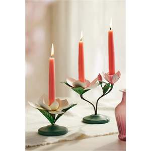 Bougeoir en métal rose doré romantique en forme de fleur pour bougies coniques, idéal pour la décoration de tables de mariage et les événements de banquet. - Product Image 1