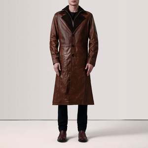 Manteau Charlton à simple boutonnage en cuir ciré marron, style gothique vintage, col à capuche, imprimé, design trench-coat - Product Image 2