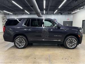 El GMC Yukon Denali Ultimate 4WD 2024 cuenta con un potente motor V8 de 6.2L (420hp/460tq) y una transmisión automática de 10 velocidades. - Product Image 6