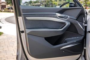 Audi E-Tron 2022 d'occasion, très bien équipée, berline traction avant, boîte automatique, cuir clair, jantes R17, régulateur de vitesse adaptatif (ACC), toit ouvrant, 11 800 km - Product Image 3