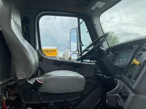 Camion plateau diesel à essieux tandem 114SD d'occasion de 2020, longueur 26 pieds, 410 CV, boîte automatique 10 vitesses, transport industriel et de construction - Product Image 2