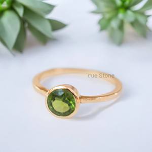 Bague en argent sterling 925 plaqué or avec péridot naturel, faite à la main, sertie clos, style bohème, pour fiançailles - Product Image 1