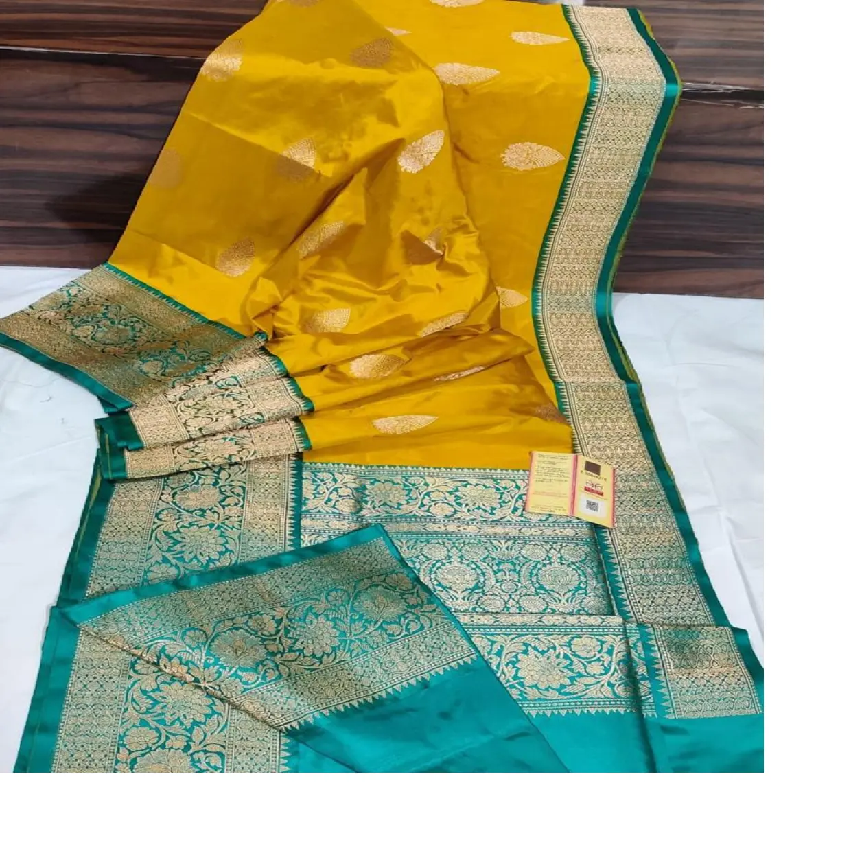 옐로우 베이스 & 그린 & 골드 컬러 테두리의 맞춤 제작 브로케이드 실크 사리 및 패브릭 매장에서 재판매에 이상적인 패턴