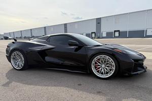 Corvette Z06 Cabriolet 2024 2LZ 670 ch LT6 V8, Aileron arrière en fibre de carbone, Jantes Velgen - Product Image 2