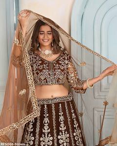 Ensemble de lehenga choli exclusif brodé au filet avec des sequins et un motif de codage, parfait pour les fonctions nuptiales, les réceptions et les fêtes - Product Image 2