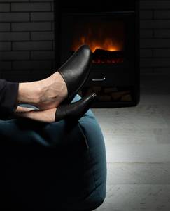 Chanclas de cuero genuino hechas a mano en negro y marrón para mujer, diseño plano moderno de MS Handicraft - Product Image 4