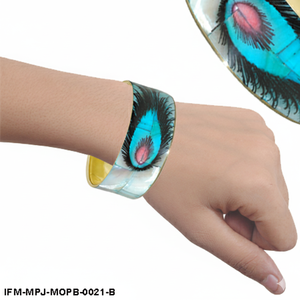 Brazalete Artesanal de Nácar y Latón con Incrustaciones Iridiscentes de Ojo de Pavo Real, Joyería Boho Chic - Product Image 3