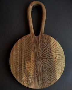 Tabla de cortar de tallado en madera con rejilla y mango Decoración de cocina rústica Tabla de preparación de alimentos de madera hecha a mano - Product Image 2