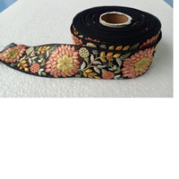 Rubans floraux brodés noirs sur mesure avec des fleurs multicolores idéales pour les concepteurs de robes idéaux pour la revente