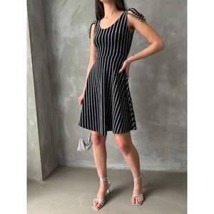 Robe sans manches rayée noire et argentée Topshow, produit en gros - Product Image 3