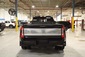 Superbe Ford F-450 Super Duty Dually Platinum Crew Cab LB DRW 4WD Diesel Noir 2024 d'occasion avec sièges en cuir foncé et système de navigation - Product Image 3