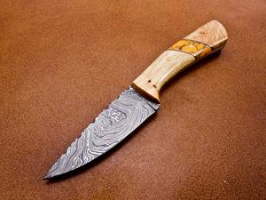 Cuchillo de acero damasco personalizable OEM con mango de madera de Fresno y piedra patrón trenzado Funda de cuero al por mayor - Product Image 5