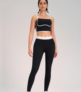 Ensemble de vêtements de yoga à séchage rapide pour femmes avec compression de couleur contrastée - Product Image 1