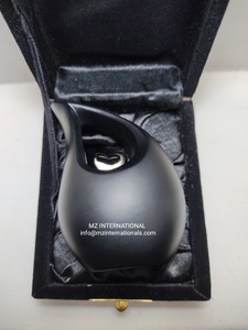 Urnas de lágrima negra de calidad superior con corazón en el centro para cenizas humanas adultas Suministros funerarios de metal de aluminio de latón - Product Image 2