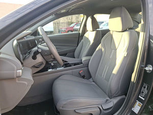 ELANTRA SEL FWD 2023 USADO EN BUEN ESTADO, EXTERIOR GRIS PORTOFINO, INTERIOR GRIS MEDIO, SEDÁN DE ALTO RENDIMIENTO, CVT, TRACCIÓN DELANTERA, HP 147 R - Product Image 2