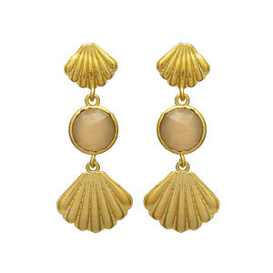 Boucles d'oreilles pendantes en laiton doré avec motif de coquillage Boucles d'oreilles en laiton et pierres précieuses dorées - Product Image 1