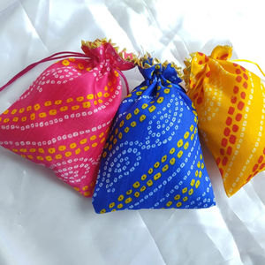 Sacs Potli Bandhani faits à la main, cadeaux de mariage indiens, cadeaux de retour pour Pooja, sacs à bijoux Bandhej du Rajasthan, cadeaux pour demoiselles d'honneur - Product Image 1