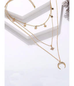 Elegante colgante con inicial de 'S' y una delicada mariposa. Disponible a precios de mayoreo. Personaliza tu estilo hoy - Product Image 6