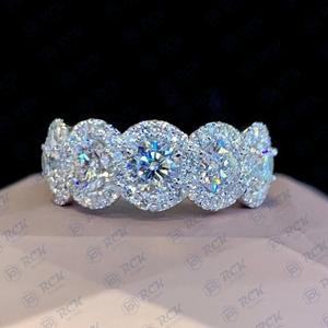 Anillo de moissanita de media eternidad de corte redondo CTW 1,10 para mujer, banda de oro de 18 quilates para aniversario de boda o regalo de cumpleaños - Product Image 1