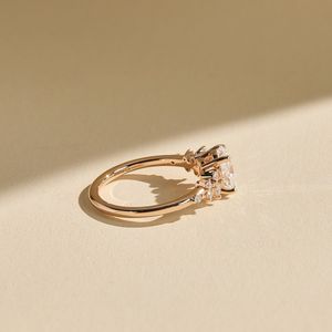 แหวนหมั้นเพชรทรงรี VS1 น้ำหนัก 2.20 กะรัต ผลิตในห้องปฏิบัติการ ได้รับการรับรองจาก IGI ดีไซน์วินเทจประดับเพชรแบบคลัสเตอร์ ตัวเรือนทองคำแท้ 14K สีเหลืองทอง สำหรับงานแต่งงาน - Product Image 2