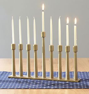 Elegante Menorá Moderna Curva Dorada con Silueta Minimalista para Decoración Premium y Encanto Festivo para Exhibición de Velas - Product Image 2