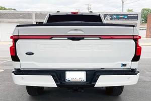 VOITURE ÉLECTRIQUE EXTRÊMEMENT PROPRE 2022 FO-RD F-150 LIGHTNING LARIAT BATTERIE À AUTONOMIE ÉTENDUE DOUBLE MOTEUR 4X4 PRÊTE À ÊTRE EXPÉDIÉE - Product Image 4