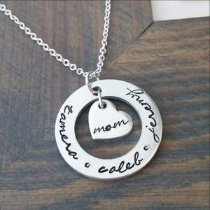Collar Personalizado con Disco Recortado Chapado en Rodio y Dije de Corazón, Regalo para Mamá - Product Image 1