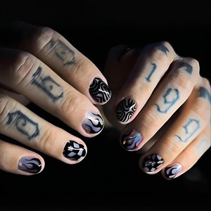 MEN-DY-957 <span class=keywords><strong>Uñas</strong></span> Postizas para Hombre, Diseño Punk con Llamas Oscuras, Reutilizables, Cobertura Total, Removibles, 24 Piezas - Product Image 1