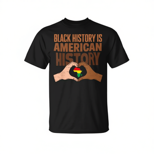 Camiseta con estampado de mano y corazón del orgullo africano: La historia negra es historia estadounidense - Product Image 2