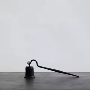 Bâton d'extinction de bougie en métal décoratif moderne fabriqué à la main pour un cadre élégant aux chandelles - Product Image 1