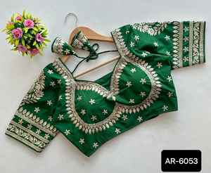 Bordado pesado y trabajo de secuencia estilo Bollywood diseñador Redymade solo blusa para damas con precio bajo y la mejor calidad - Product Image 4