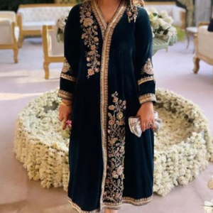 Broderie indienne/pakistanaise sur une longue Kurta avec des perles de verre en cristal de pantalon de brocart et des vêtements de fête décorés en dentelle de travail Dabka pour 2024 - Product Image 1