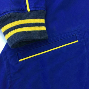 Veste de baseball universitaire réversible en cuir de couleur unie avec logo personnalisé et patchs propres pour hommes - Product Image 6