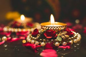 Bougie chauffe-plat décorative en métal avec Diya doré design et fleurs rouges pour Diwali, Noël, mariage et décoration intérieure - Product Image 2