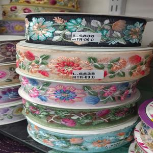 Garnitures en tissu soluble dans l'eau sur mesure avec broderie florale complexe pour la conception de vêtements et les projets d'artisanat ou l'utilisation sur des sacs - Product Image 3