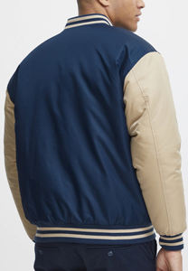 Veste de baseball classique pour homme, sur mesure, de qualité supérieure, OEM, bleu avec manches contrastées beiges, style universitaire. - Product Image 3