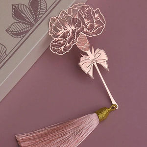 Marque-page décoratif en métal fait main avec des motifs floraux complexes, parfait pour les passionnés de littérature et les collectionneurs - Product Image 1