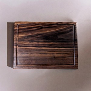 Tabla de cortar de corte contemporánea Rectangular de madera de acacia hecha a mano de lujo con certificación TR, acabado de aceite seguro para alimentos, respetuoso con el medio ambiente - Product Image 4