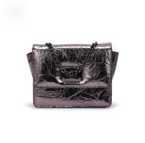 Borsa a tracolla da sera metallizzata con catene e fodera in poliestere per donna - Product Image 4