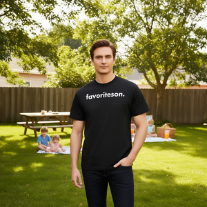 T-shirt promozionale Favorite Son dal design minimalista per figli di tutte le età - Product Image 3